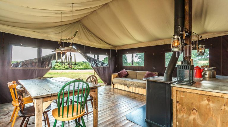 Boerencamping La Ferme de Penquelen Huella safaritent met houtkachel 768x429