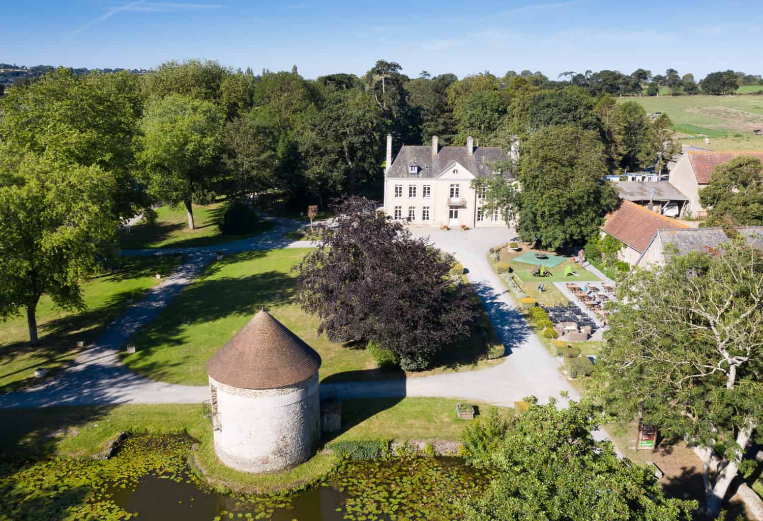Campingplatz Chateau de Lez-Eaux in Saint-Aubin-des-Préaux, Normandie, Frankreich - Photo 2